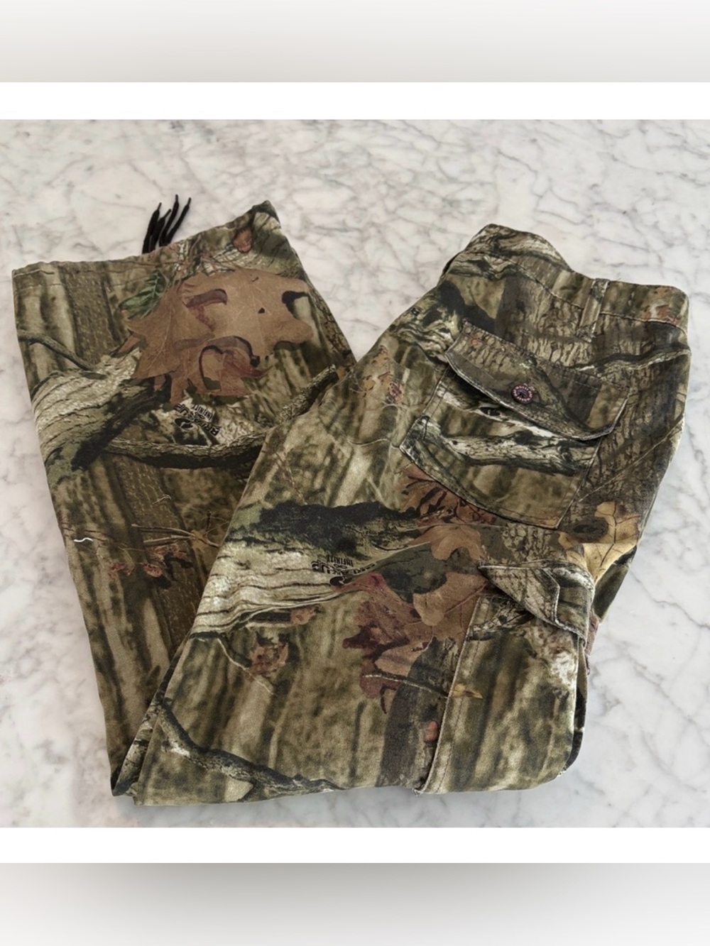 Women’s Camouflage / Hunting Cargo Pants Size 10/12 but fits more like a 6/8